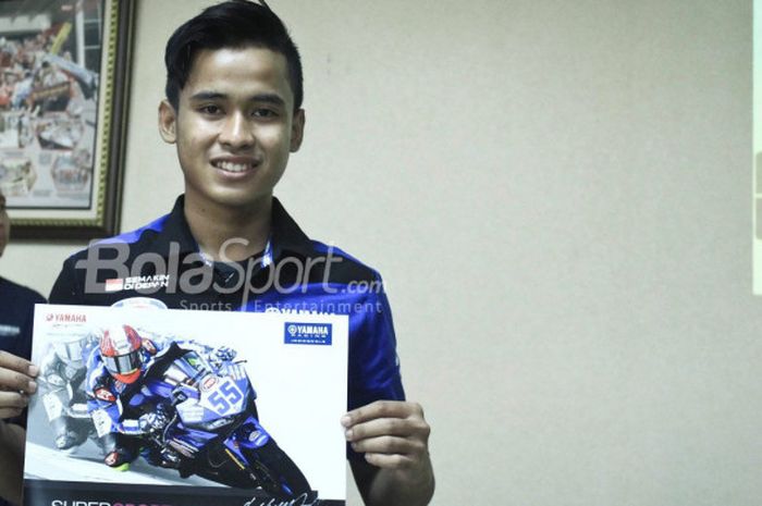 Pebalap muda tim Yamaha Indonesia, Galang Hendra Pratama, berpose dengan poster dirinya saat menunggangi motor R3 pada ajang balap World Supersport 300 musim 2017.