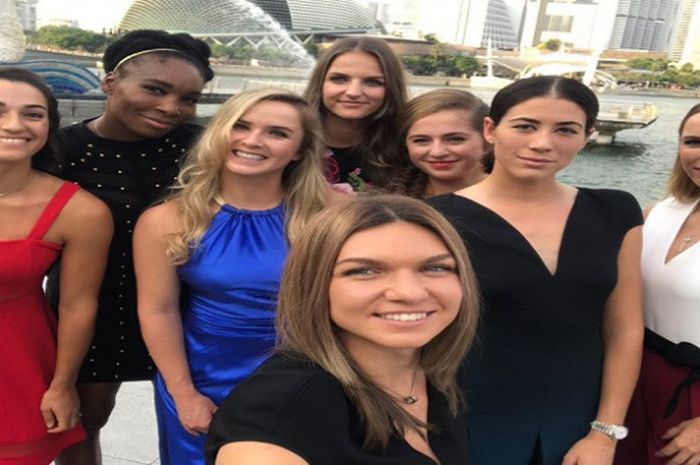 Delapan petenis tunggal putri terbaik peserta WTA Finals 2017 sedang melakukan wefie di Singapura, Jumat (20/10/2017).