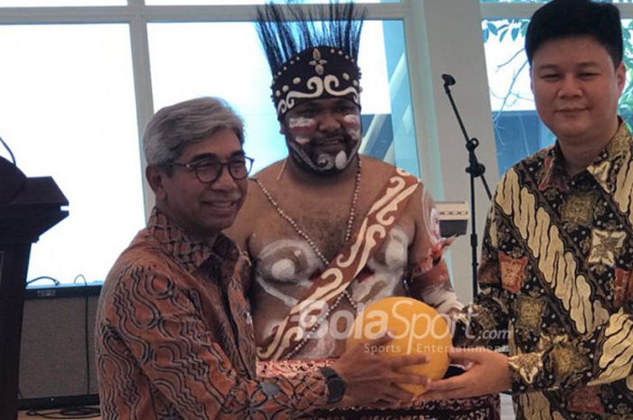  Wakil Menteri Luar Negeri Republik Indonesia A.M. Fachir dan Harry Widjaja dari Uni Papua dalam acara 