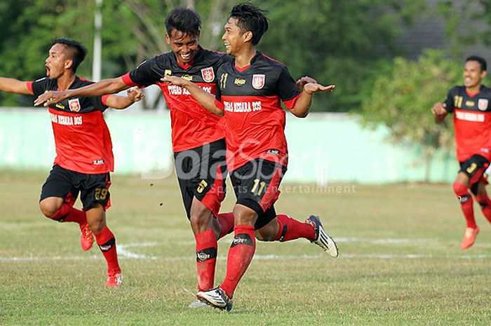 Pemain PS Mojokerto Putra merayakan gol saat melawan Madura FC dalam laga babak 16 besar pertama Grup D Liga 2 di Lapangan Kodikal Bumimoro Surabaya, Jawa Timur, Sabtu (23/09/2017) sore.