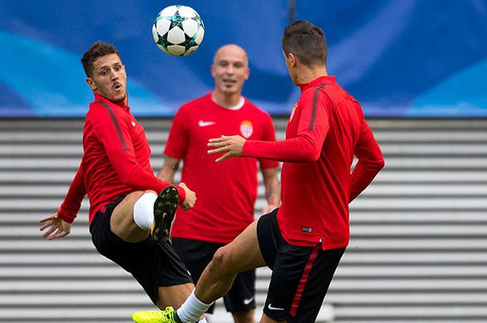 Penyerang AS Monaco, Stevan Jovetic (kiri), mengikuti latihan tim menjelang laga melawan RB Leipzig dalam laga lanjutan Liga Champions 2017-2018 di Leipzig, Jerman, pada 12 September 2017.