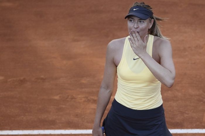 Petenis tunggal putri Rusia, Maria Sharapova, melakukan selebrasi setelah memenangi laga atas Jelena Ostapenko (Latvia) pada babak perempat final turnamen Italian Open 2018 yang digelar di Foro Italico, Roma, Italia, Sabtu (18/5/2018).