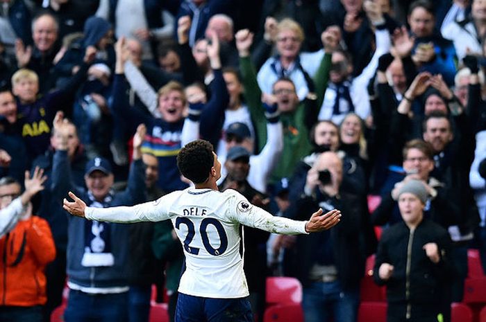 Gelandang Tottenham Hotspur, Dele Alli, melakukan selebrasi di depan pendukung timnya seusai mencetak gol ke gawang Liverpool dalam laga lanjutan Liga Inggris 2017-2018 di Stadion Wembley, London, Inggris, pada 22 Oktober 2017.