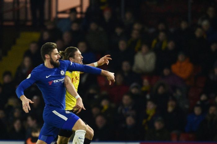 Striker Chelsea, Olivier Giroud (kiri), berduel dengan bek Watford, Sebastian Prodl, dalam laga Liga Inggris di Stadion Vicarage Road, Watford, pada 5 Februari 2018.