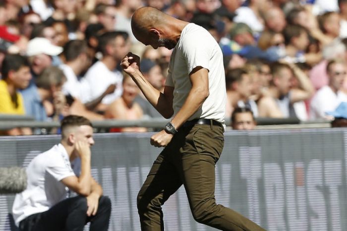 Pelatih Manchester City, Pep Guardiola, merayakan gol yang dicetak Sergio Aguero ke gawang Chelsea dalam laga Community Shield di Stadion Wembley, London, Inggris pada 5 Agustus 2018.