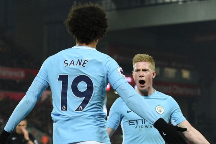 Gelandang Manchester City, Leroy Sane, merayakan golnya bersama Kevin De Bruyne dalam laga Liga Inggris kontra Liverpool FC di Stadion Anfield, Liverpool, pada 14 Januari 2018.