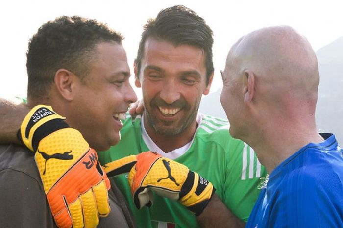 Mantan bintang timnas Brasil, Ronaldo, kiper Italia, Gianluigi Buffon, dan Presiden FIFA, Gianni Infantino, bercengkerama dalam laga antara pemain legenda di Brig, Swiss, pada 7 Juli 2017.