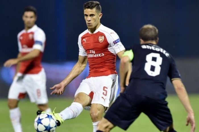 Bek Arsenal, Gabriel Paulista (tengah) dalam pertandingan Liga Champions melawan Dynamo Zagreb di Stadion Maksimir, Rabu (16/9/2015) waktu setempat.