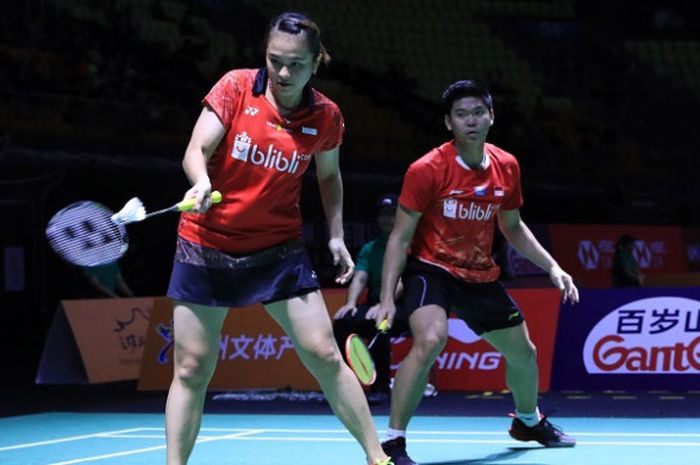 Pasangan ganda campuran Indonesia, Praveen Jordan/Melati Daeva Oktavianti, mengembalikan kok ke arah Chris Adcock/Gabrielle Adcock (Inggris) pada babak pertama Fuzhou China Open 2018 di Haixia Olympic Sports Center, Selasa (7/11/2018).