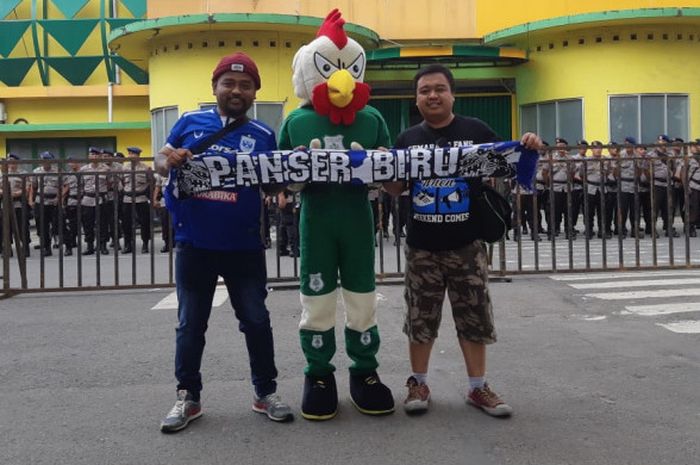 Ketua umum Panser Biru, Wareng (kiri), berfoto di depan Stadion Teladan, Medan, bersama maskot PSMS Medan untuk mendukung PSIS Semarang, Rabu (12/9/2018).