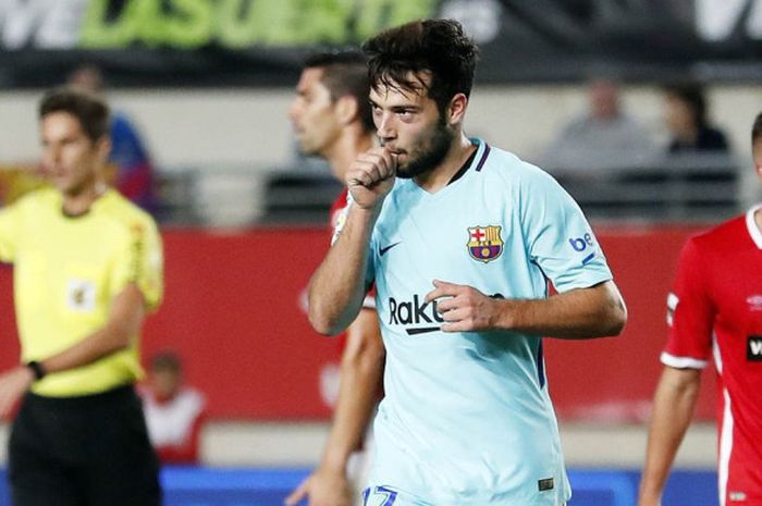 Striker FC Barcelona, Jose Arnaiz, merayakan gol yang dia cetak ke gawang Real Murcia dalam laga leg pertama babak 32 besar Copa del Rey di Stadion Nueva Condomina, Murcia, Spanyol, pada 24 Oktober 2017.