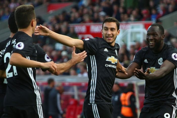 Striker Manchester United, Romelu Lukaku (kanan), merayakan gol yang dia cetak ke gawang Stoke City dalam laga Liga Inggris di Bet365 Stadium, Stoke-on-Trent, pada 9 September 2017.