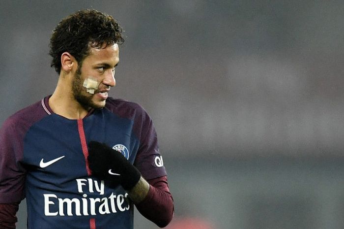 Reaksi pemain Paris Saint-Germain, Neymar, dalam laga Liga Prancis kontra Caen di Stadion Parc des Princes, Paris, pada 20 Desember 2017.