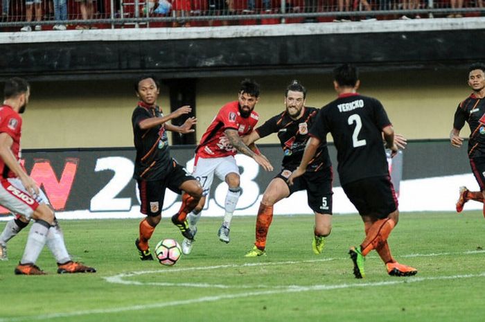 Aksi penyerang Bali United, Stefano Lilipaly saat Bali United mengalahkan Borneo FC di Grup D Piala Presiden