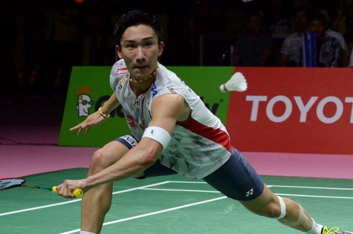 Pebulu tangkis tunggal putra Jepang, Kento Momota, mengembalikan shuttlecock dari sang lawan, Viktor Axelsen, pada laga semifinal Piala Thomas 2018 di Impact Arena, Bangkok, Thailand, Jumat (25/5/2018).