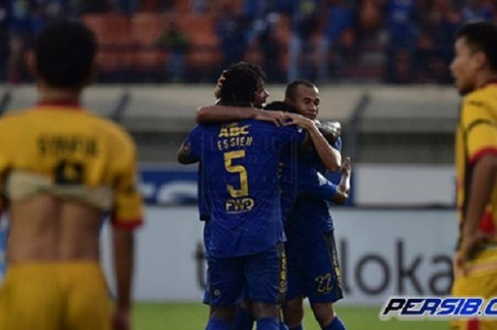 Persib Bandung kontra Mitra Kukar di Stadion Si Jalak Harupat, Bandung.