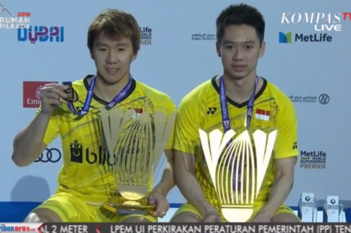 Ganda putra Indonesia, Marcus Fernaldi Gideon (kiri) dan Kevin Sanjaya Sukamuljo, di podium BWF Superseries Finals 2017 setelah menang 21-16, 21-15 atas wakil China, Liu Cheng/Zhang Nan pada Minggu (17/12/2017) di Hamdan Sports Complex, Dubai, Uni Emirat Arab.