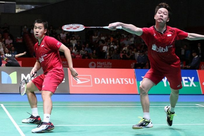 Pasangan ganda putra Indonesia, Marcus Fernaldi Gideon/Kevin Sanjaya Sukamuljo, sedang mengembalikan kok ke arah Mathias Boe/Carsten Mogensen (Denmark) pada laga semifinal Jepang Terbuka 2017, di Tokyo Metropolitan Gymnasium, Sabtu (23/9/2017).