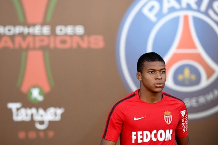 Striker AS Monaco, Kylian Mbappe, bersiap menjalani sesi latihan di Grand Stade, Tangiers, pada 28 Juli 2017.