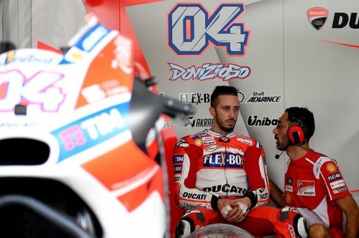 Pebalap Ducati asal Italia, Andrea Dovizioso, terlihat duduk dan mendengarkan salah satu kru timnya bicara di dalam garasi tim pada hari pertama tes pramusim MotoGP 2017 di Sirkuit Sepang, Malaysia, Senin (30/1/2017).