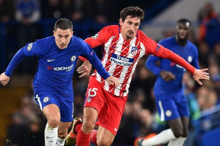 Gelandang Chelsea, Eden Hazard (kiri), berduel dengan bek Atletico Madrid, Stefan Savic, dalam laga Grup C Liga Champions di Stadion Stamford Bridge, London, Inggris, pada 5 Desember 2017.