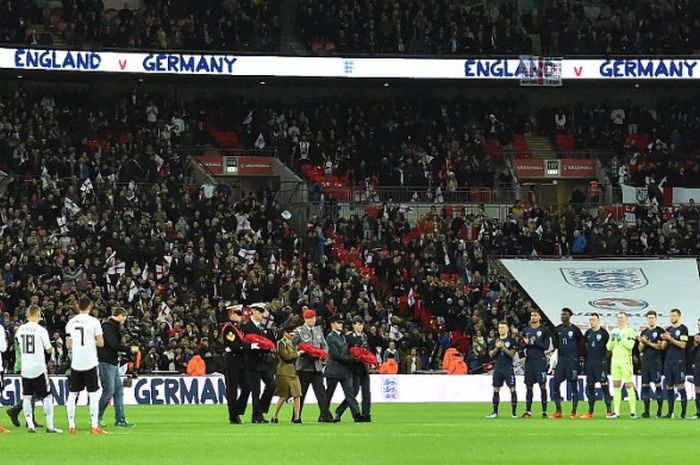 Para pemain timnas Inggris mengheningkan cipta sebelu melawan Jerman pada laga uji coba di Stadion Wembley, London, Sabtu (11/11/2017) dini hari WIB.