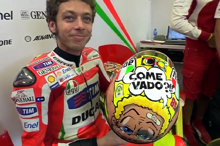 Valentino Rossi menunjukkan helm yang akan dipakainya di balapan MotoGP musim 2012, di Sirkuit Misano, San Marino.