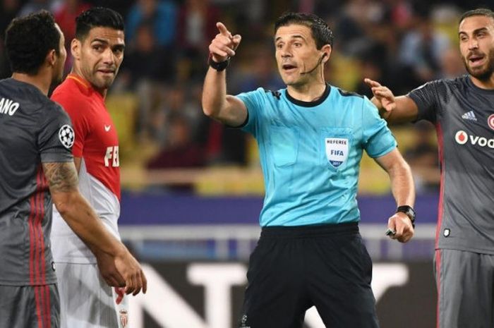 Wasit Milorad Mazic (dua dari kanan) saat memimpin laga Liga Champions antara AS Monaco dan Besiktas di Stadion Louis II, Monako, 17 Oktober 2017.