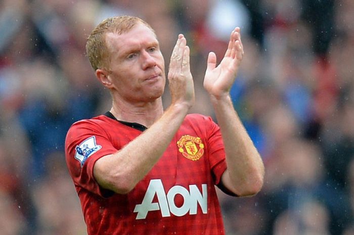 Gelandang Manchester United, Paul Scholes, bertepuk tangan untuk suporter saat ditarik keluar dalam laga Liga Inggris kontra Swansea City di Stadion Old Trafford, Manchester pada 12 Mei 2013.