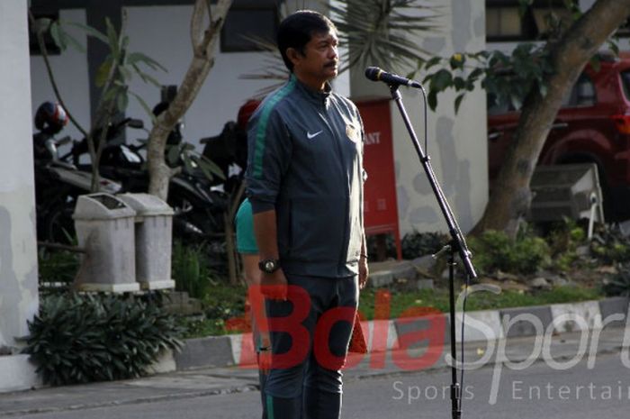 Pelatih Timnas U-19 Indonesia, Indra Sjafri, memimpin upacara 17 Agustus Timnas U-19 di halaman Hotel UNY, Yogyakarta, Kamis (17/8/2017).