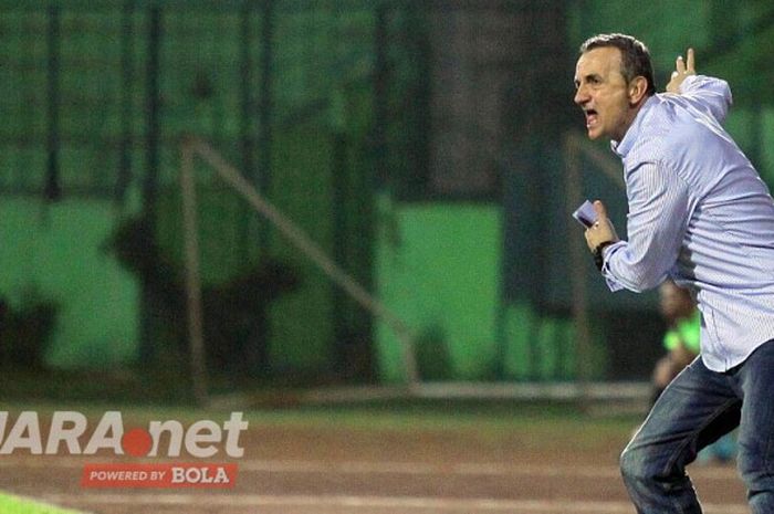 Pelatih Persiba Balikpapan, Milomir Seslija, memberikan istruksi kepada pemainnya saat melawan Sriwijaya FC dalam laga lanjutan Liga 1 di di Stadion Gajayana, Kota Malang, Selasa (9/5/2017).