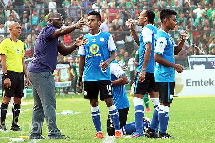                 Pelatih Barito Putera, Jacksen F Tiago, memberi instruksi kepada pemainnya saat melawan PSMS Medan dalam laga lanjutan Liga 1 2018 di Stadion Teladan, Medan, Selasa (5/5/2018).                