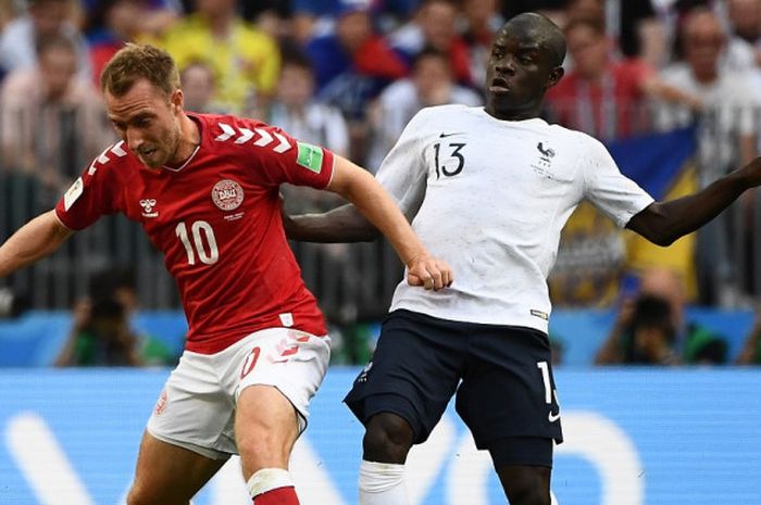 Pemain tengah Denmark, Christian Eriksen, berduel dengan gelandang Prancis, N'Golo Kante, dalam laga Grup C Piala Dunia 2018, 26 Juni 2018 di Luzhniki Stadium, Moskow.