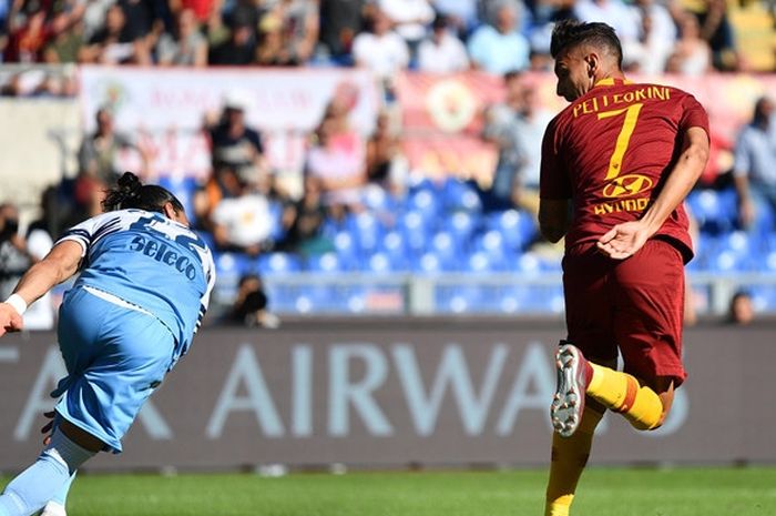 Gelandang AS Roma, Lorenzo Pellegrini (kanan), mencetak gol ke gawang Lazio dalam laga Liga Italia di Stadion Olimpico, Roma, Italia pada 29 September 2018.