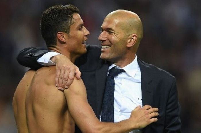 Cristiano Ronaldo dipeluk oleh pelatihnya di Real Madrid, Zinedine Zidane.