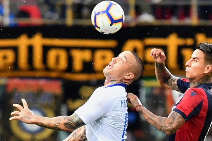 Gelandang Inter Milan, Radja Nainggolan (kiri), saat berduel dengan pemain Bologna, Erick Pulgar, dalam pertandingan Liga Italia 2018-2019 di Stadion Renato Dall'Ara,Bologna, Italia, pada Sabtu (1/9/2018).