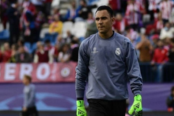 Kiper Real Madrid, Keylor Navas, di sela latihan jelang laga kedua semifinal Liga Champions kontra Atletico Madrid di Stadion Vicente Calderon, Madrid, Rabu (10/5/2017). 