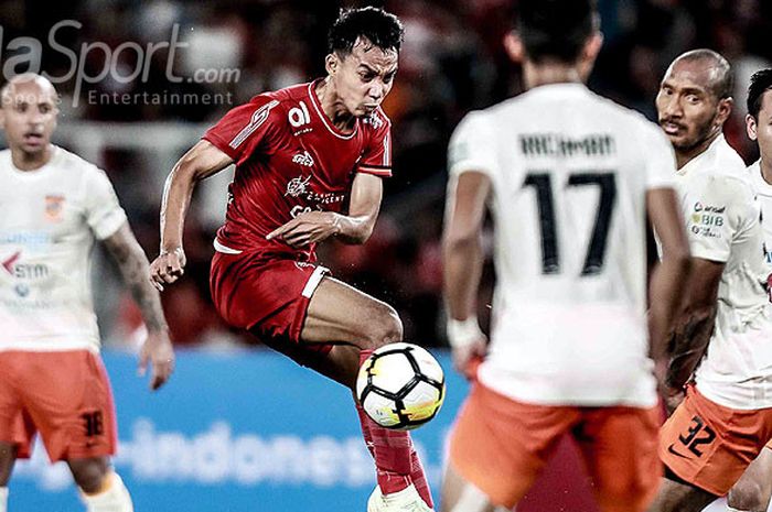 Gelandang Persija Jakarta, Novri Setiawan (tengah), melepaskan tendangan ke arah gawang Borneo FC pada laga pekan keempat Liga 1 2018 di Stadion Utama Gelora Bung Karno, Sabtu (14/4/2018) malam.