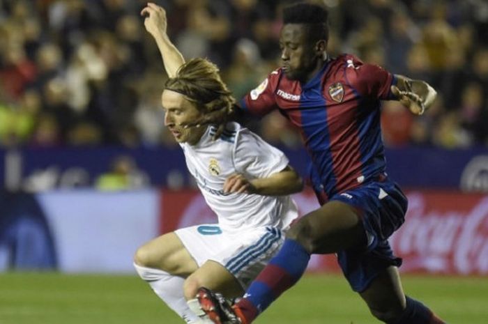   Gelandang Real Madrid Luka Modric (kiri), berduel dengan pemain Levante Emmanuel Boateng, pada laga Liga Spanyol  antara Levante versus Real Madrid di Stadion Ciutat de Valencia di Valencia pada tanggal 3 Februari 2018.  