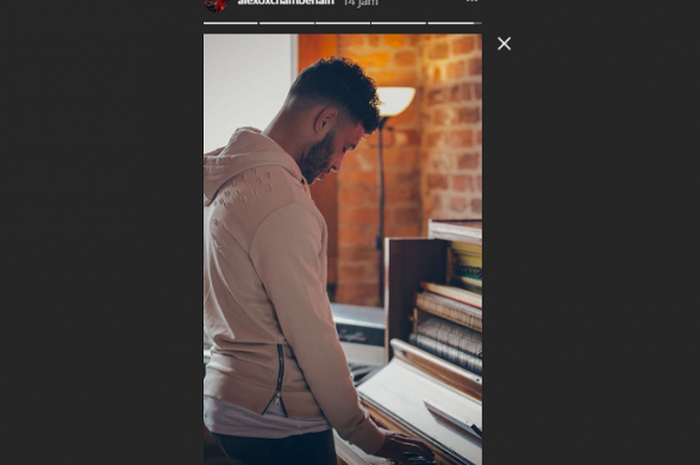 Alex Oxlade-Chamberlain saat bermain piano 