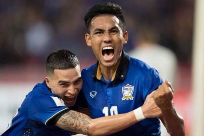 Striker Teerasil Dangda berteriak sambil dipeluk bek Tristan Do untuk merayakan gol Thailand ke gawang Australia pada laga kualifikasi Piala Dunia 2018 zona Asia di Stadion Rajamangala, Bangkok, Selasa (15/11/2016) malam. 