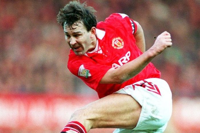 Gelandang Manchester United, Bryan Robson, saat memberikan umpan saat melawan Leed United pad 1 Januari 1994.