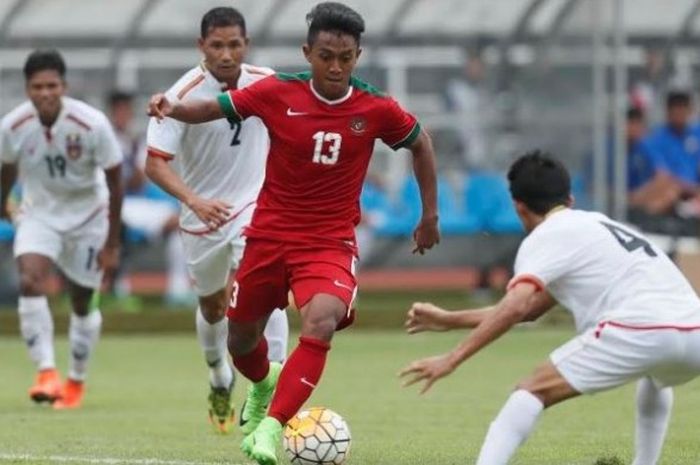 Penyerang sayap timnas Indonesia, Febri Hariyadi saat mencoba melewati bek Myanmar, David Htan, dalam laga uji coba internasional di Stadion Pakansari, Selasa (21/3/2017).