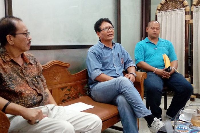 Ketua Umum KONI Bali, Ketut Suwandi (tengah) didampingi Binpres KONI Bali, Nyoman Yamadiputra (kanan) dan Sekum KONI Bali, Cok Oka Darmawan (kiri) saat jumpa wartawan menjelang keberangkatan tim pemenang Biding PON Bali 2024 di Jakarta, Senin (23/4/2018)