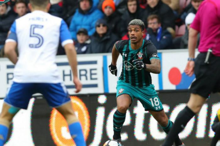 Pemain Southampton, Gary Roberts, dalam laga smeifinal Piala FA kontra Wigan Athletic di DW Stadium, Minggu (18/3/2018)