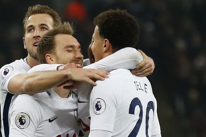 Gelandang Tottenham Hotspur, Christian Eriksen (tengah), merayakan gol yang dia cetak ke gawang Everton dalam laga Liga Inggris di Stadion Wembley, London, pada 13 Januari 2018.