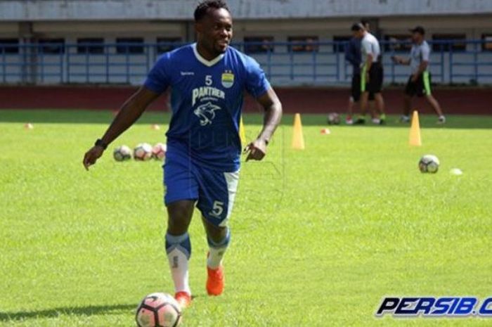 Gelandang asal Ghana, Michael Essien, kembali bergabung dengan latihan Persib Bandung, Selasa (20/2/2018). 