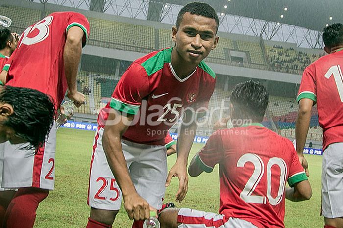   Gelandang timnas Indonesia, Osvaldo Haay, bersiap memulai laga melawan timnas Suriah dalam partai uji coba di Stadion Wibawa Mukti, Cikarang, Jawa Barat, Sabtu (18/11/2017).  