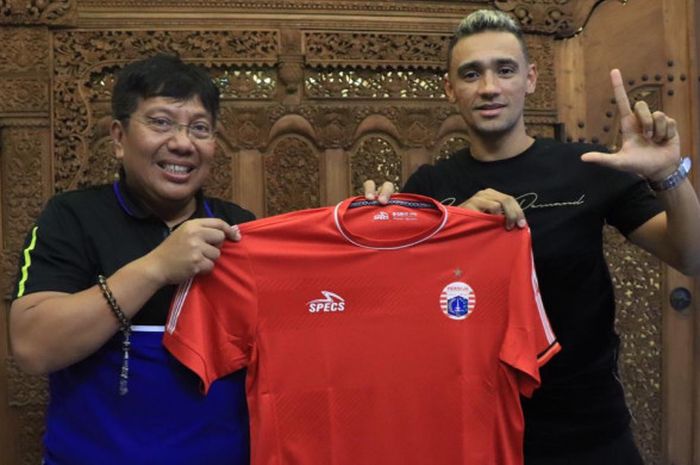 Direktur Utama Persija, Gede Widiade (kiri), memperkenalkan rekrutan baru Bruno Oliveira de Matos (kanan).