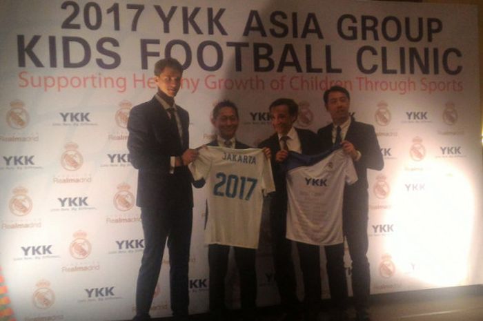 Pelatih kepala Real Madrid Foundation, Carlos Gustavo Albert Garcia (kiri), berforo bersama Presiden Director PT YKK Zipper Indoensia Group, Tsuyoshi Izumi (kedua dari kiri), Advisor of YKK Indonesia Group, Dr Bachtiar Alam (kedua dari kanan), dan Regional Marketing Manager YKK Asia, Alson Ng, dalam jumla pers YKK Asia Group Kids Football Clinic di Crown Plaza Hotel, Jakarta Pusat, pada Kamis (5/10/2017).